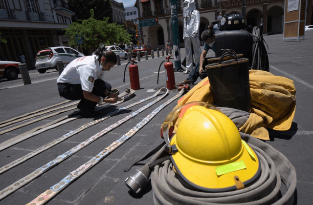 Alarma en Bomberos Xalapa; colectan para útiles escolares de sus hijos