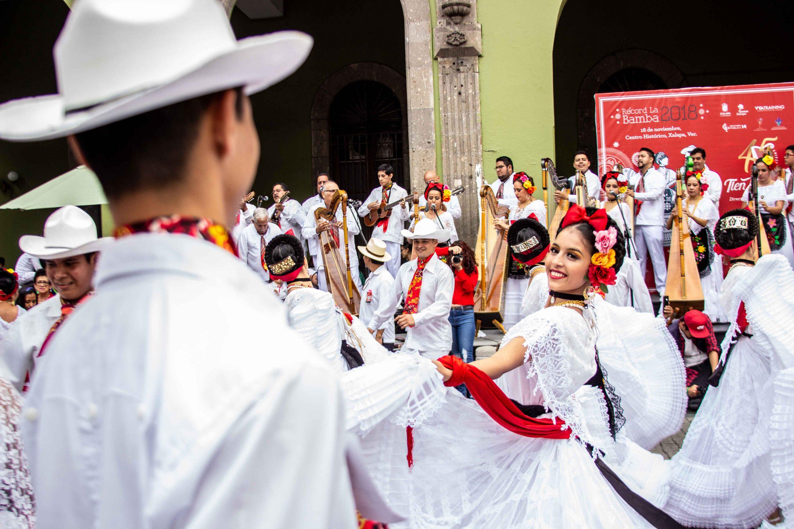 Los Lagos de Xalapa, nueva sede de UV para récord de La Bamba