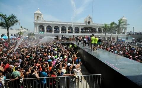 Boca del Río disfruta del tradicional "baño" de Santa Ana