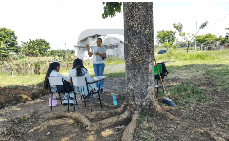 Adriana da clases bajo un árbol en telesecundaria improvisada en Coatepec