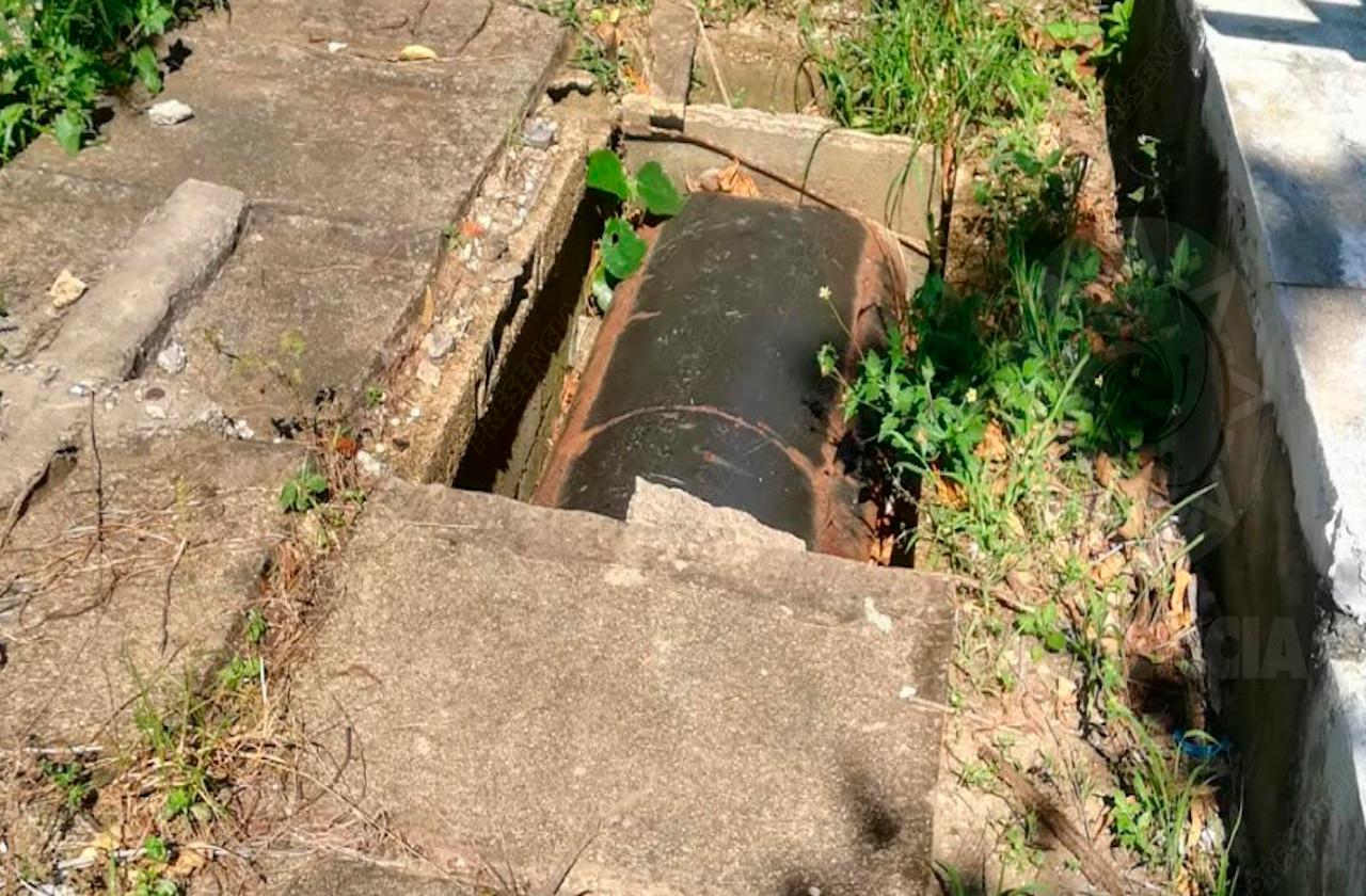 En abandono y peligroso, panteón municipal de Coatzacoalcos
