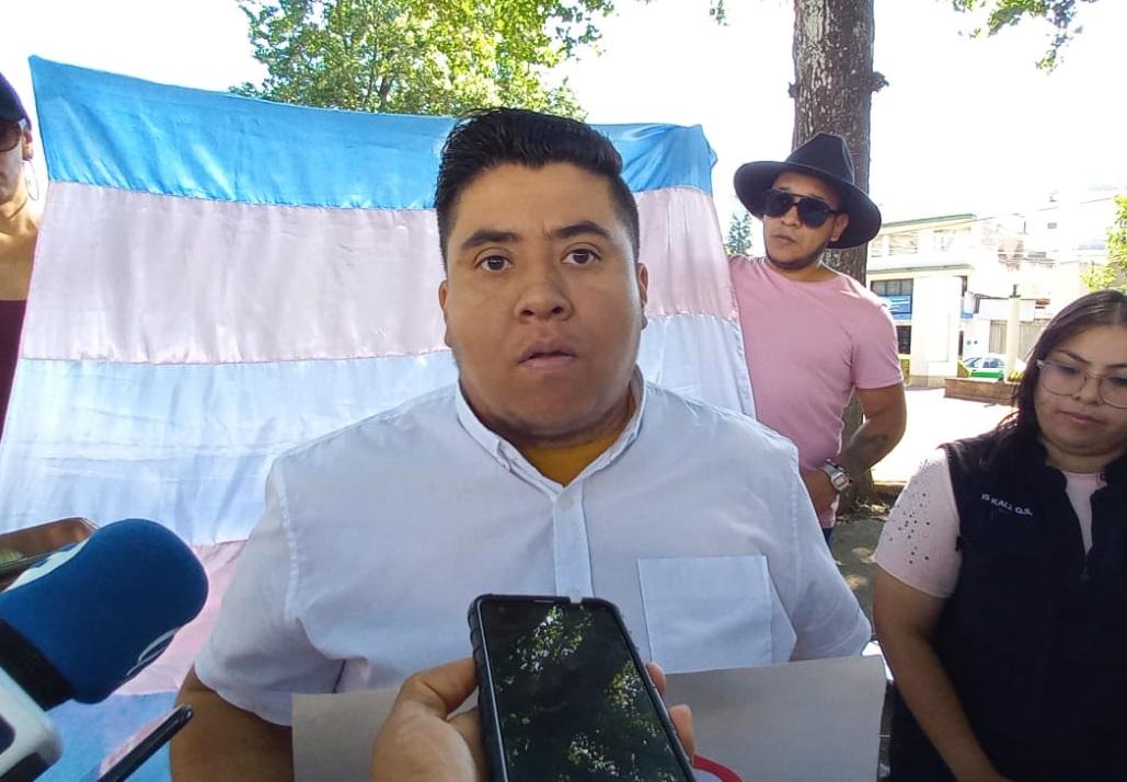 Erick trabaja en SSP Veracruz; lo discriminan por ser hombre transgénero