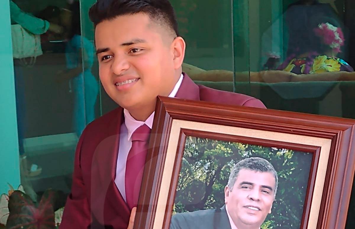 Tras un mes de muerte de su padre en PEMEX, Sergio se graduó en Coatza
