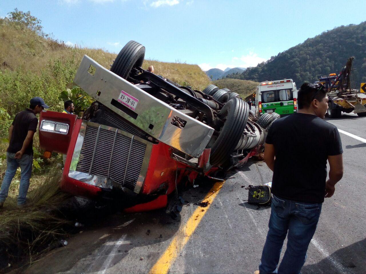 Mueren seis personas en accidente en Cumbres de Maltrata