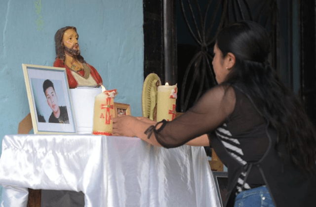 En Naolinco rezan por joven y niños que iban en tráiler de Texas