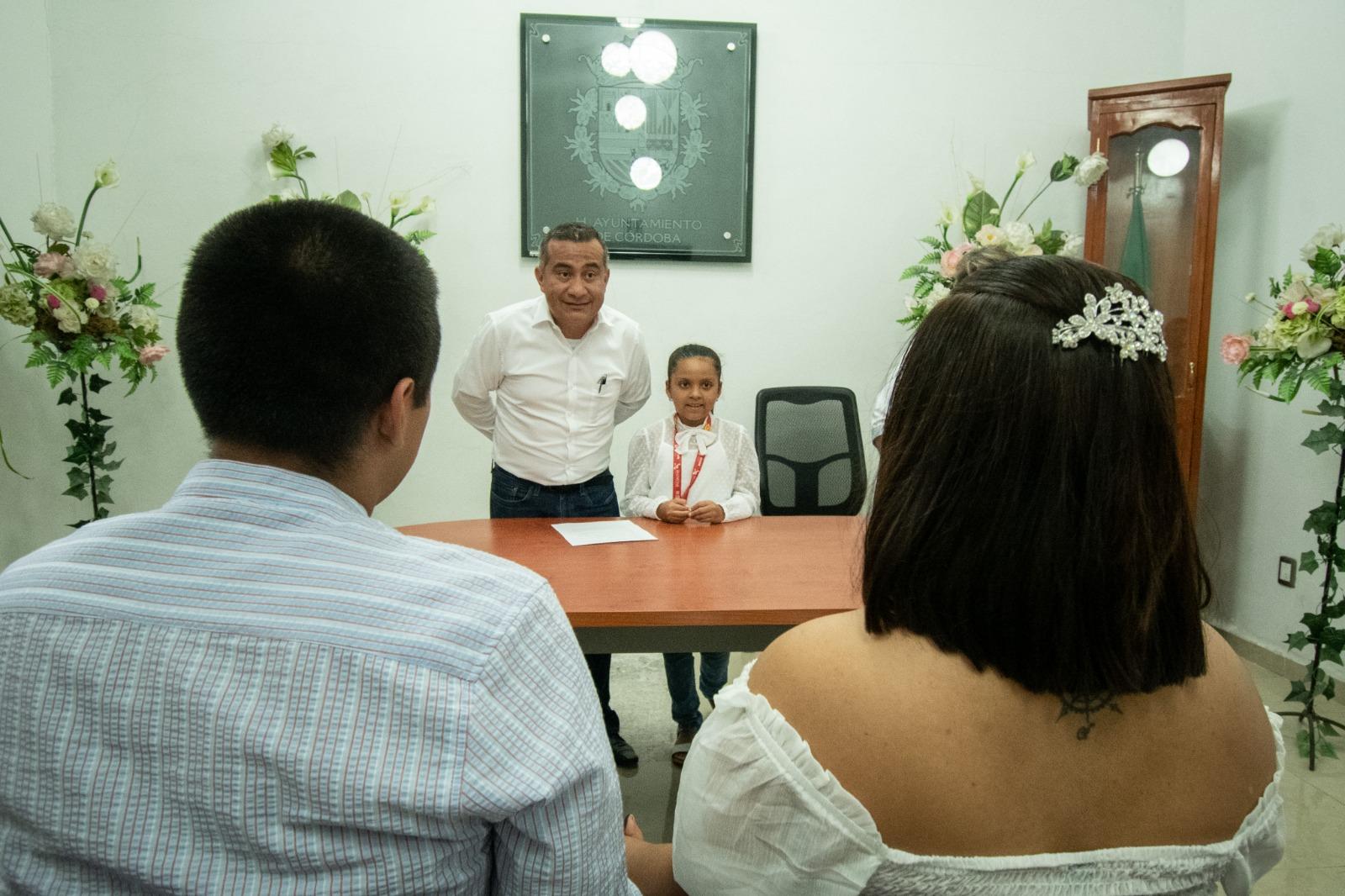 Attenery fue oficial de Registro Civil por un día en Córdoba