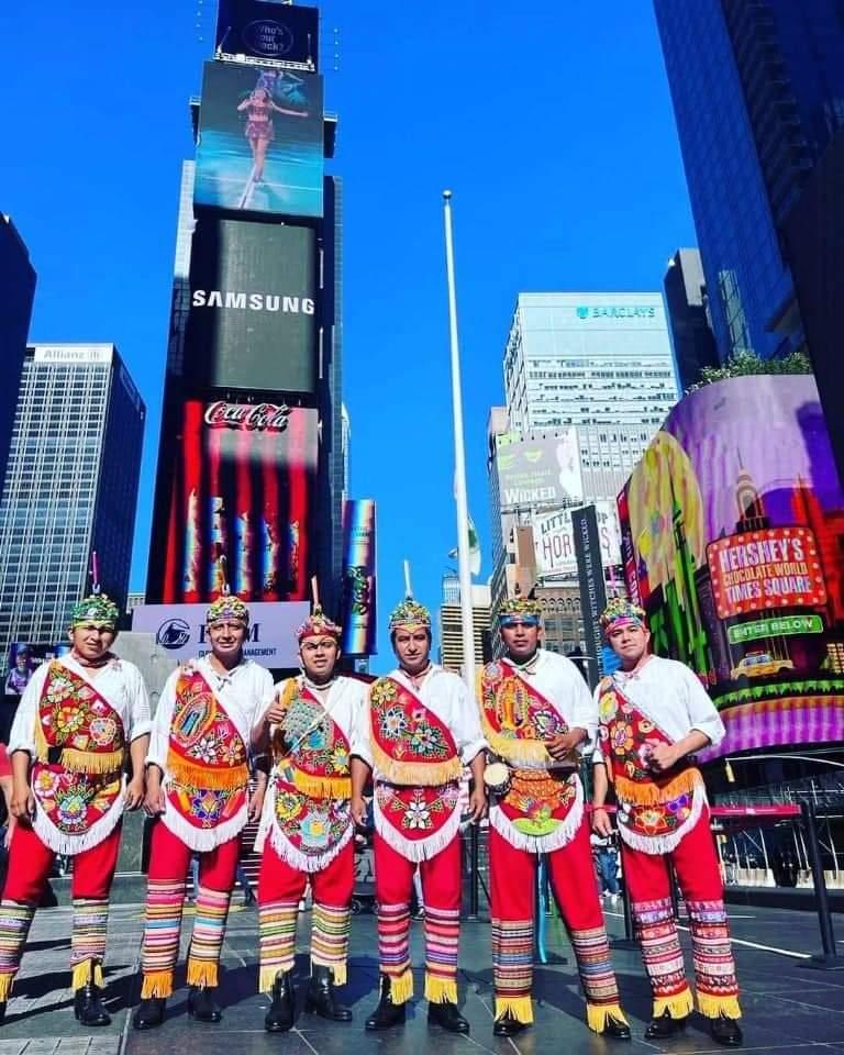 Voladores de Papantla sorprenden con ritual milenario en Nueva York