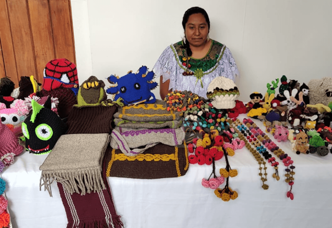 Magda, indígena nahua que teje lana colorida en sierra de Veracruz