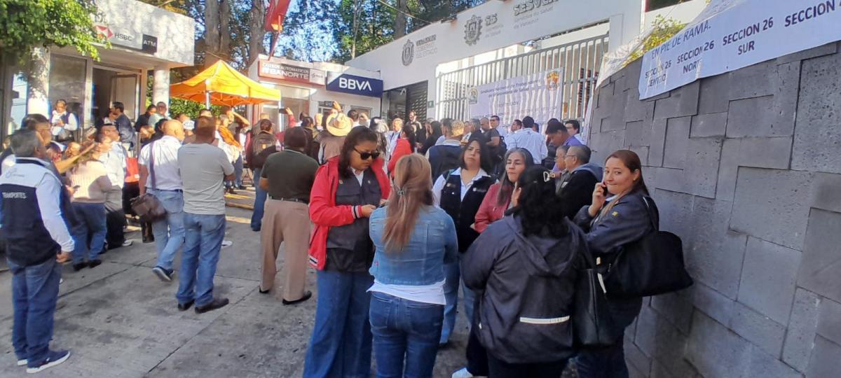 Trabajadores de salud mantienen protesta por segundo día en Veracruz