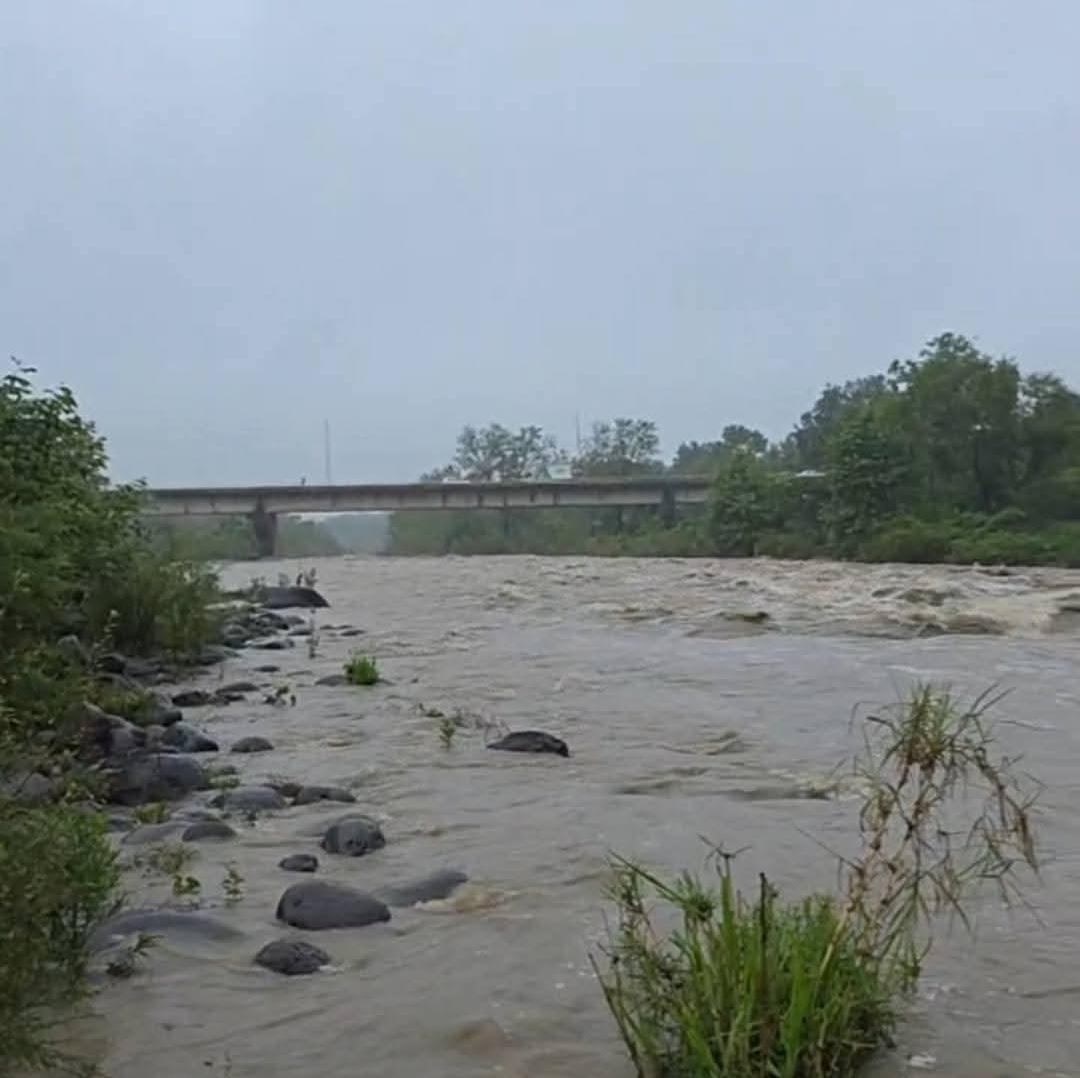 Frente Frío 48: lluvia desborda río Misantla y arroyos; afecta carreteras