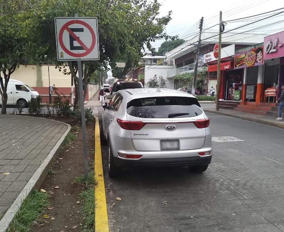 Invita Tránsito de Córdoba a respetar áreas públicas de estacionamiento