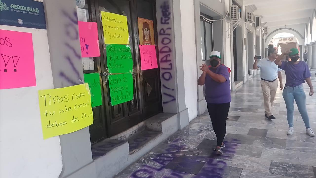 ¡Fuera violador!: Otra vez, mujeres hacen pintas en oficinas de Sebastián Cano