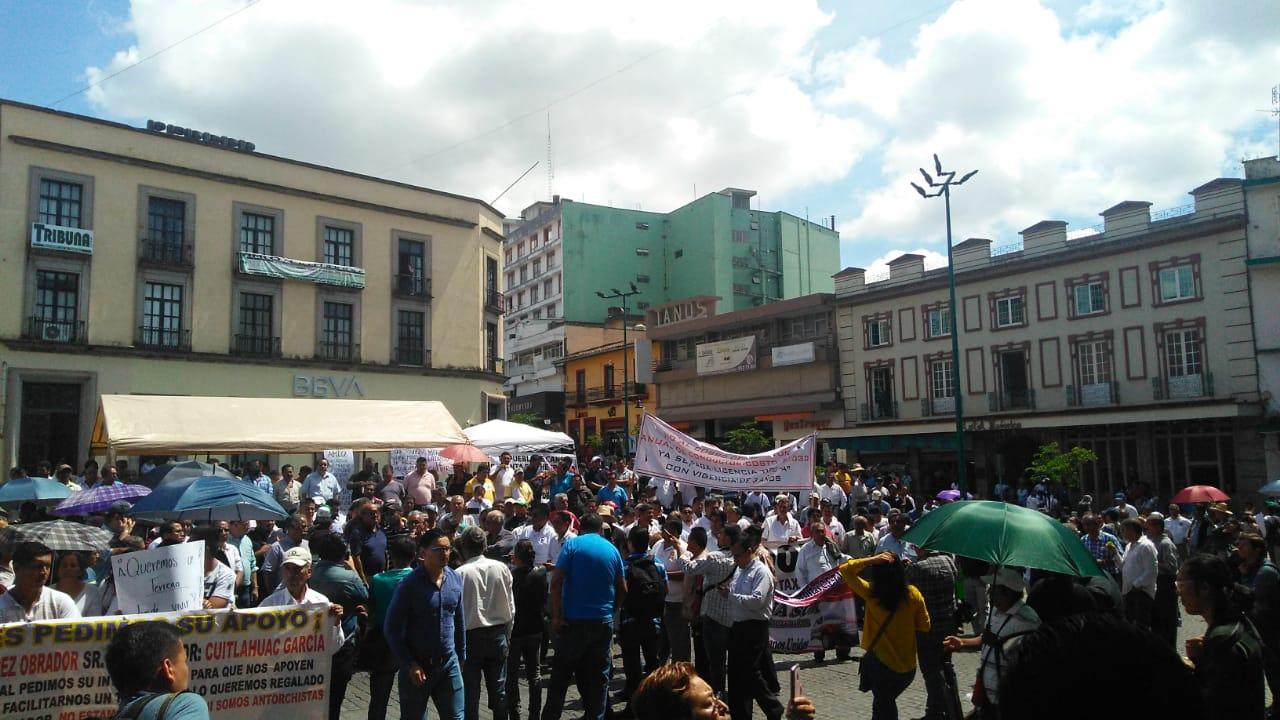 Taxistas protestan contra Cuitláhuac; rechazan cuotas.