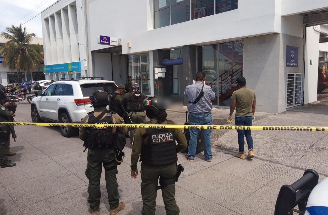 Durante robo en banco de Boca del Río, muere asaltante