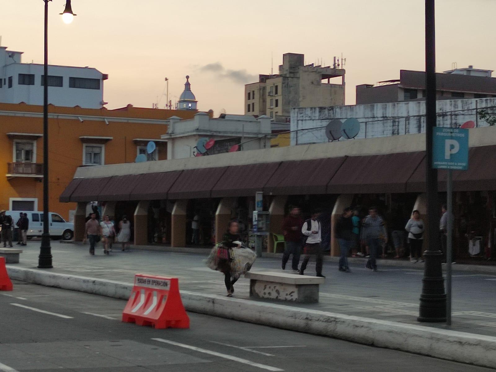 ¡Con el apagón...! Se queda sin luz Mercado de Artesanías en Veracruz