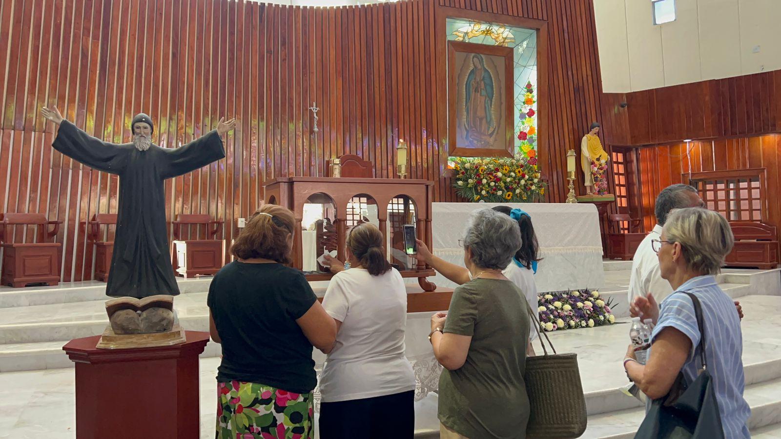 Con listones, fieles del sur de Veracruz piden a San Chárbel