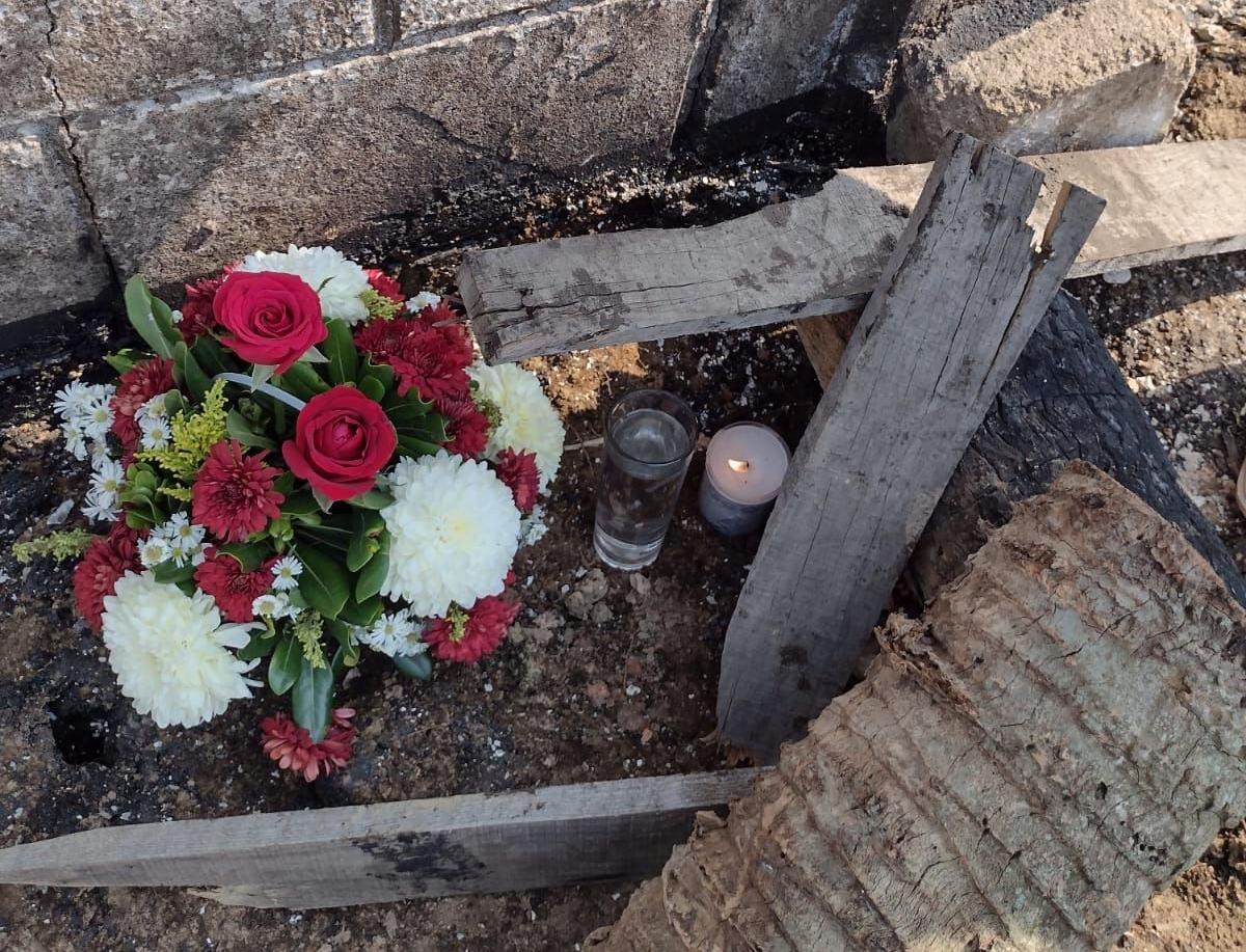 Frente a Tuzandepetl, familias oran por muertos en PEMEX