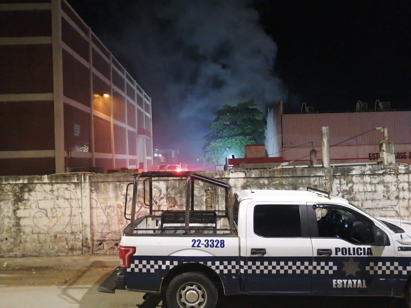 Camioneta se incendió al interior de una bodega de CFE en Coatza