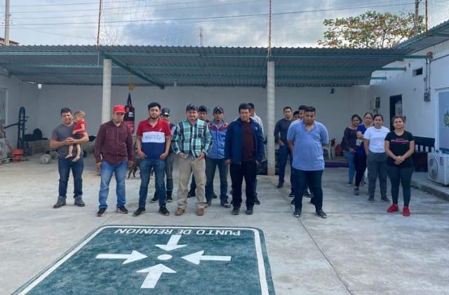 A balazos, policía detiene camión con migrantes en Las Choapas