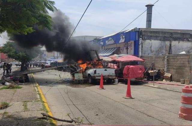 Caída de poste provoca incendio de camioneta y apagón, en Coatza