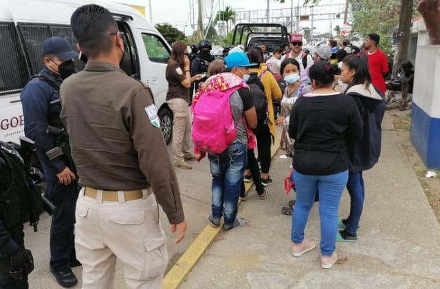 Migrantes denuncian acoso del INM en su paso por el sur de Veracruz