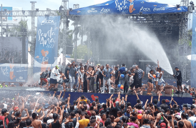Con baño popular, siguen Fiestas de Santa Ana en Boca del Río