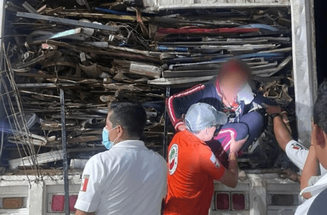 Al sur de Veracruz, rescatan a 45 migrantes que viajaban hacinados