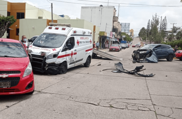En camino a accidente en Coatza, chocan a ambulancia y causa carambola