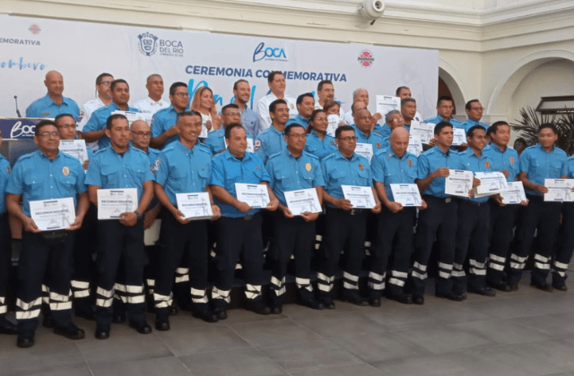 “Por su valentía y trabajo”, Unanue reconoce a bomberos de Boca del Río