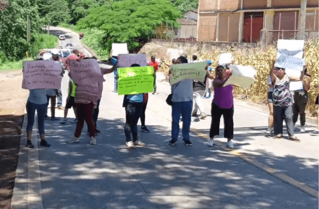 Con bloqueo, en Coatepec exigen reparación del Puente del Diablo