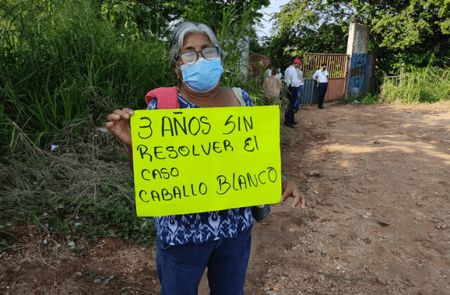 En visita de AMLO, familias piden justicia por masacre en Caballo Blanco