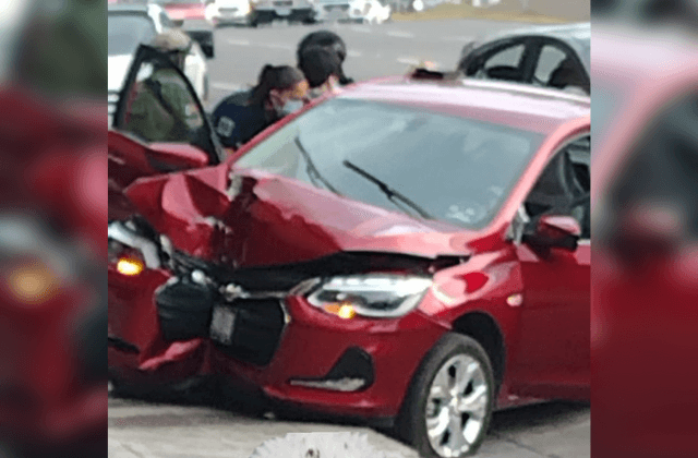 Auto choca contra exterior de plaza Andamar de Boca del Río