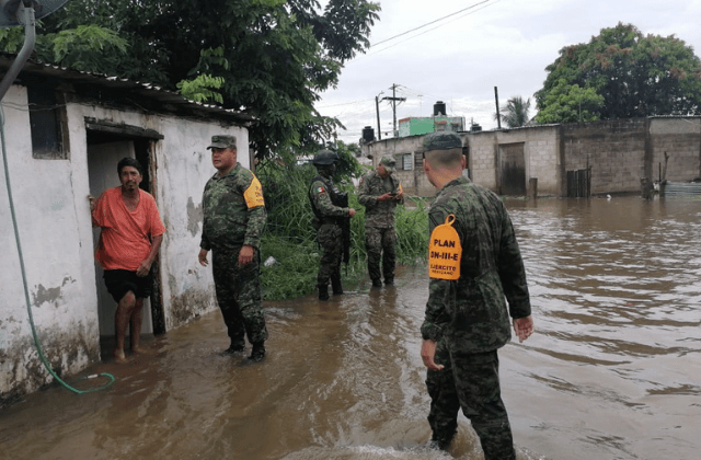 Tras fuertes lluvias, encuentran hombre flotando en inundación de Veracruz