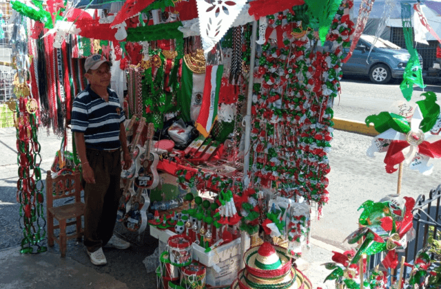 En regreso a clases, Luis sobrevive con venta de banderitas en Veracruz