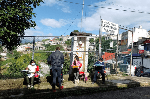 Somos invisibles: primaria en Xalapa, sin aulas con niños en banqueta