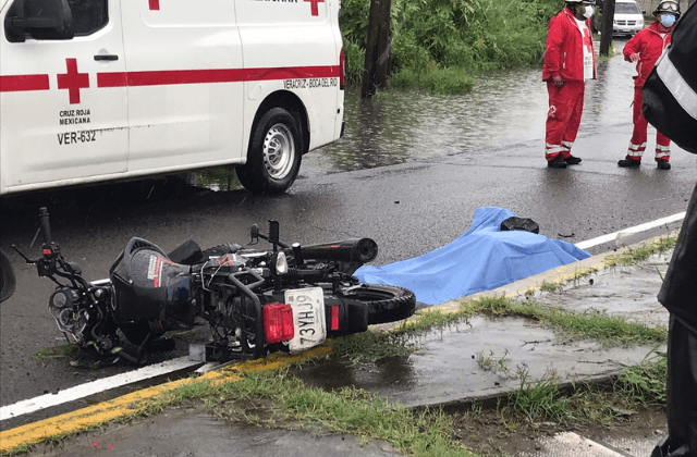 Motociclista pierde la vida al derrapar por la lluvia en Veracruz