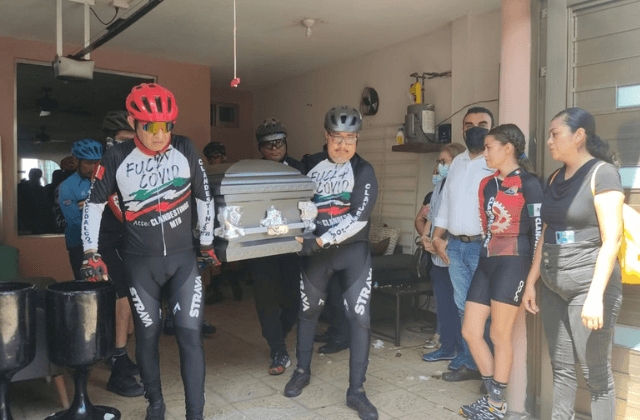 Entre globos y aplausos despiden a joven ciclista que murió en Coatza