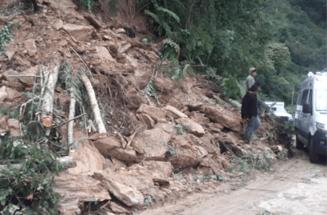 Deslave en Atlanca bloquea parcialmente la carretera Orizaba-Zongolica