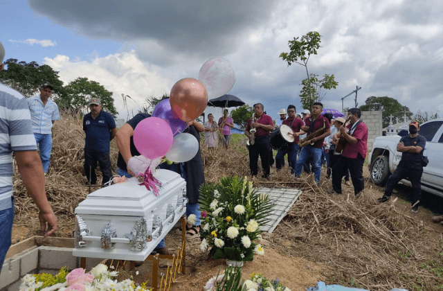 Con música y globos, despiden a Roxana, menor asesinada en Hidalgotitlán