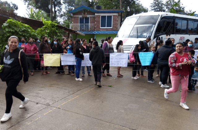 Por falta de aulas en Chocamán, bloquean carretera a Coscomatepec