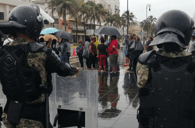 Policías cierran el paso a ambulantes en malecón de Veracruz
