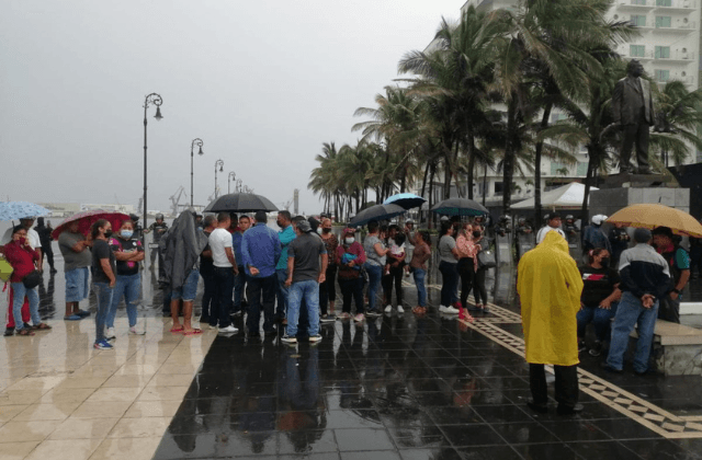 Vendedores de raspados y esquites, sufren por desalojo del Malecón