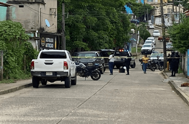 Hombre es asesinado a balazos al interior de una camioneta en Minatitlán