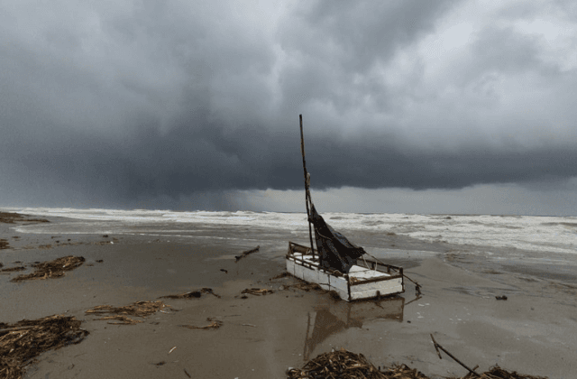Fuerte marejada arroja pequeña embarcación a costas de Coatzacoalcos