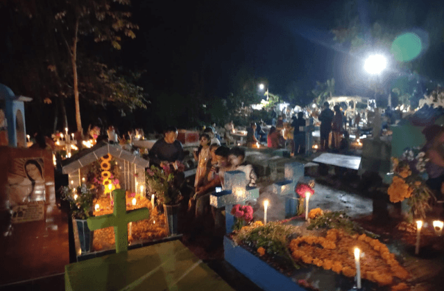 VIDEO | Panteones del sur de Veracruz se iluminan por Día de Muertos