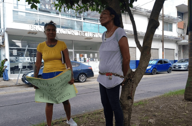 Mujer se encadena para pedir custodia de nieta, hallada en bolsa en Coatza