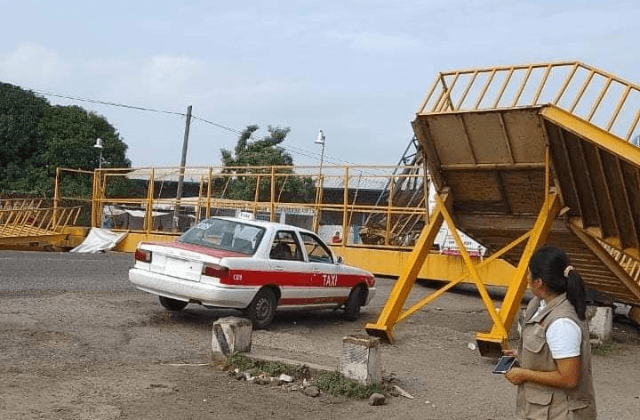 Tras impacto de tráiler, colapsa puente peatonal en Jáltipan