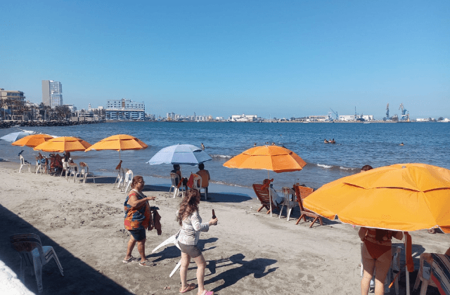 Turistas disfrutan últimos días de vacaciones en playas de Veracruz