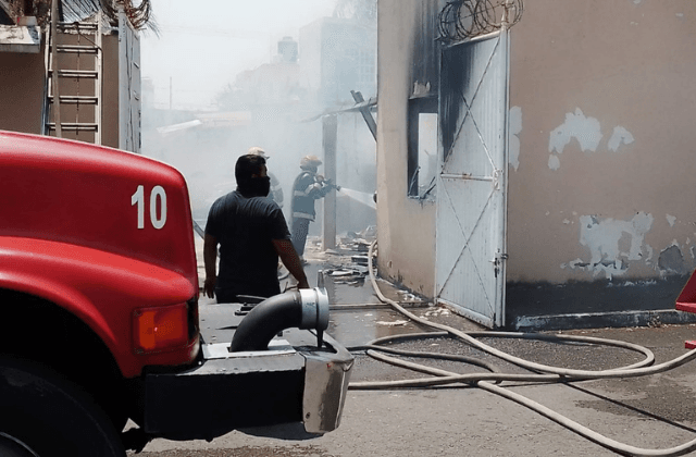 Incendio de casa en Veracruz moviliza a bomberos; quedó en cenizas