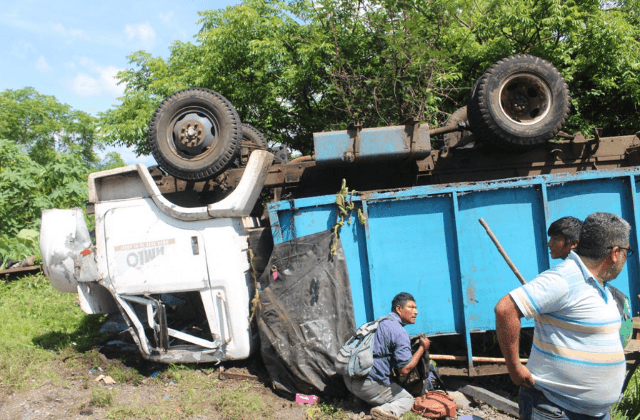 Suman 33 lesionados tras volcadura de camión en San Andrés Tuxtla